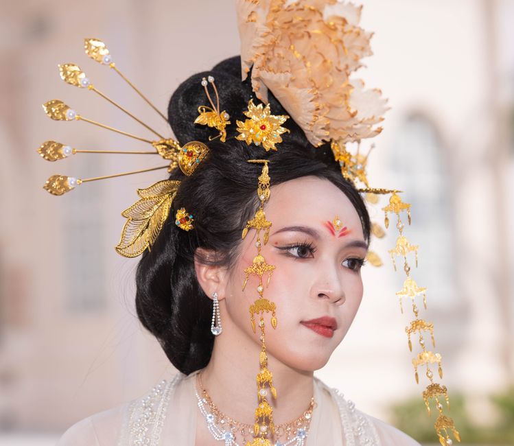 Nephrite Adornment and the Contested Afterlives of Qing Court Dress