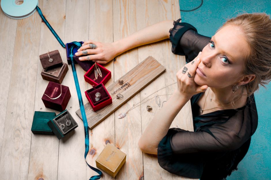 Sard in the Modern Revival: How a Craft Workshop Reinvented an Ancient Gem