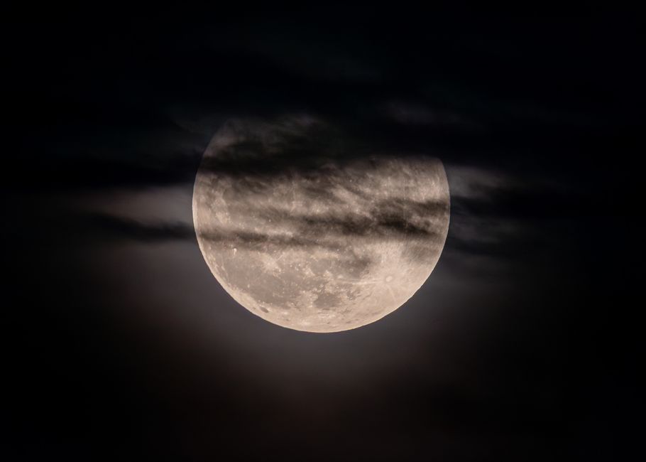 Magnetite, Shadow Work, and the Full Moon: When a Stone Becomes a Mirror