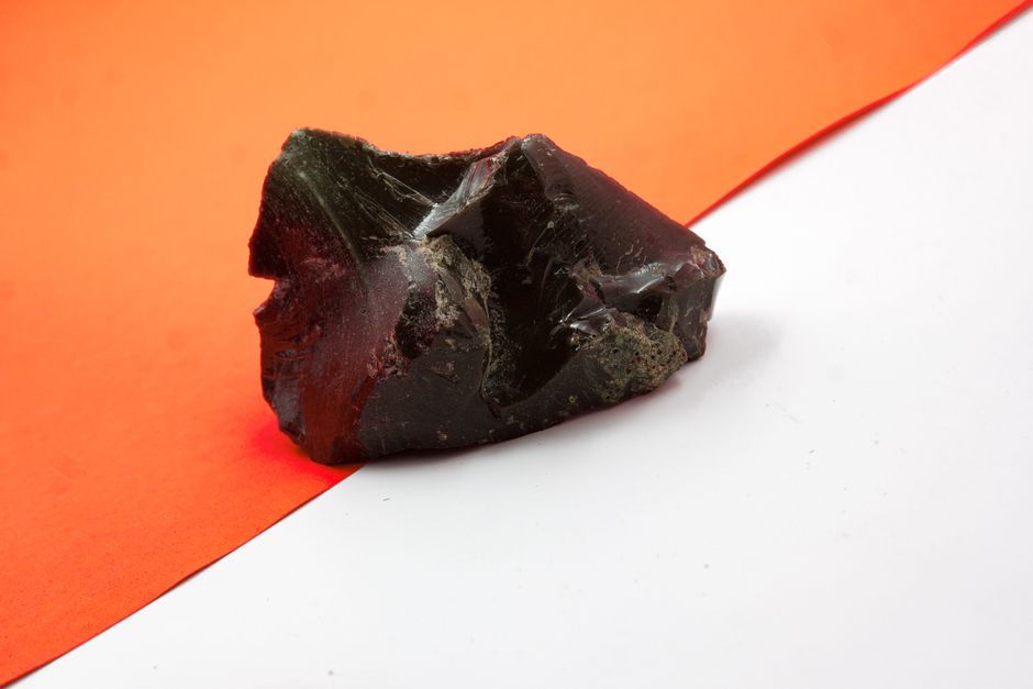 Mahogany Obsidian Luminescence: Why This Volcanic Glass Usually Does Not Glow
