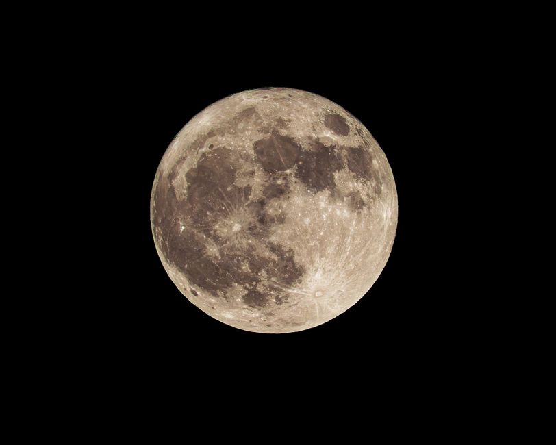 Sphene Moonstone Connection: Harnessing Sphene in Lunar Rituals for Planetary Balance