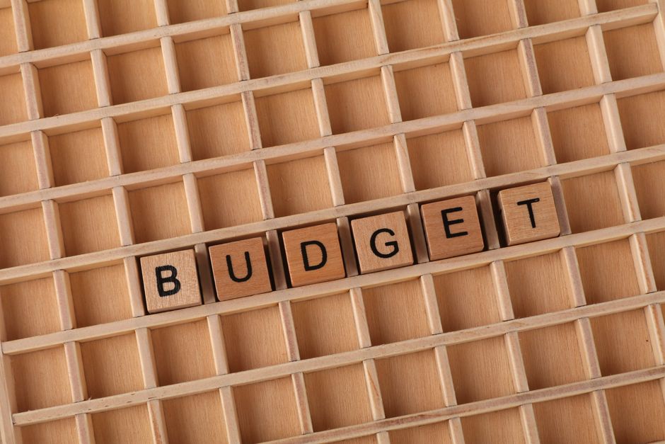 Buying Sphene at Auction: A Strategic Guide to Bidding, Budgets, and Quality