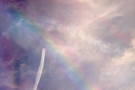 How Iridescence Forms in Jet: Why Some Jet Shows a Rainbow Sheen and Most Does Not