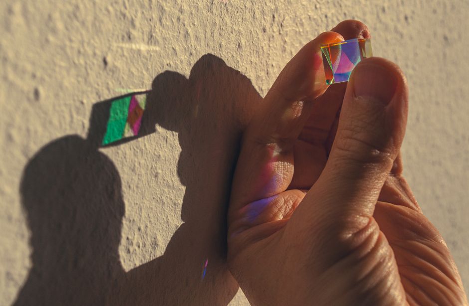 Opal, Pleochroism, and the Limits of Optical Anisotropy: Why Play-of-Color Is Not a Polarization Effect