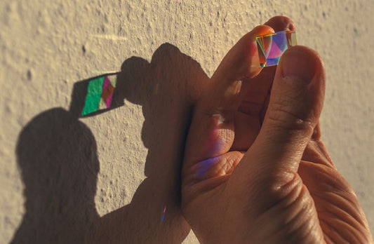 Opal, Pleochroism, and the Limits of Optical Anisotropy: Why Play-of-Color Is Not a Polarization Effect