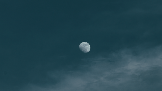 Prasiolite and the Planetary Hours: A Daily Ritual Framework for Morning and Evening