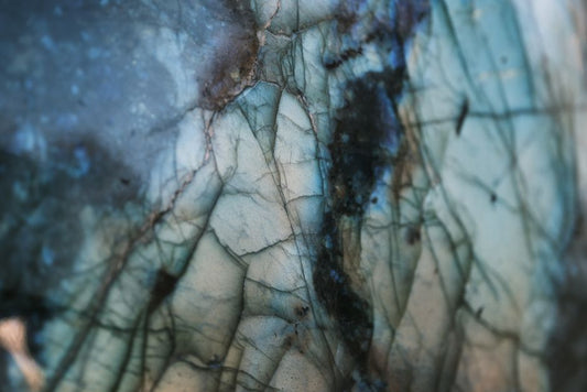 Why Labradorite Shows Color: The Interference Behind Labradorescence