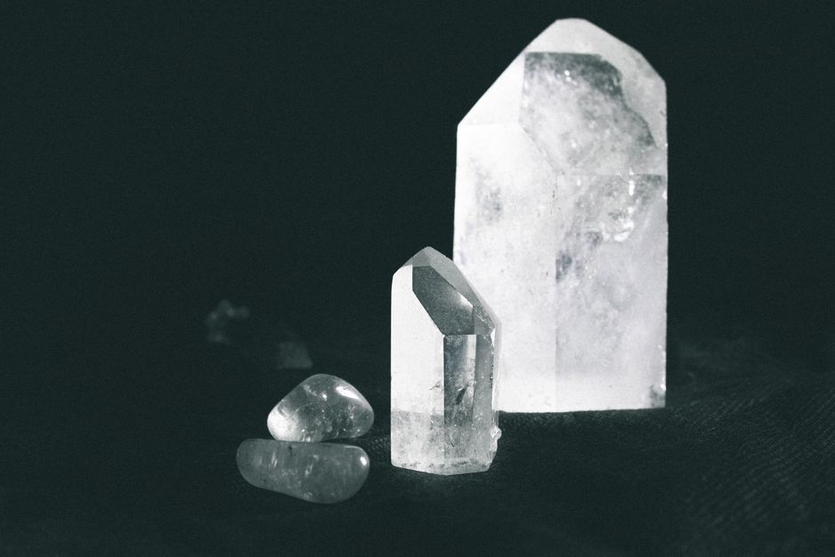 How Does Internal Strain Birefringence Reveal the Growth History of Natural Andalusite Crystals?