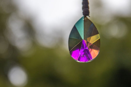 How Iridescent Ammolite Gets Its Color—and Why Orientation and Cutting Change Everything