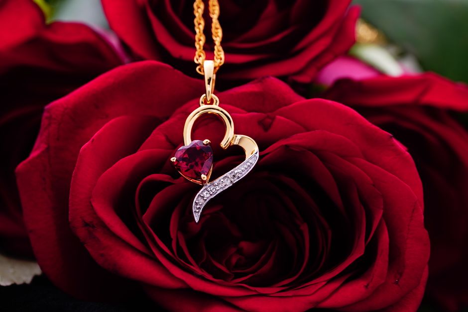 The Rarest Ruby on Earth: A Buyer's Guide to Red Beryl for Commemorative Occasions