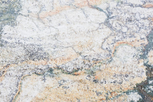 Howlite Under Polarized Light: Why a Porous Borate Mineral Cannot Show Structural Color
