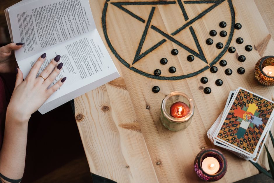 Moldavite on the Altar: What Zodiac Associations Actually Add to Ritual Placement