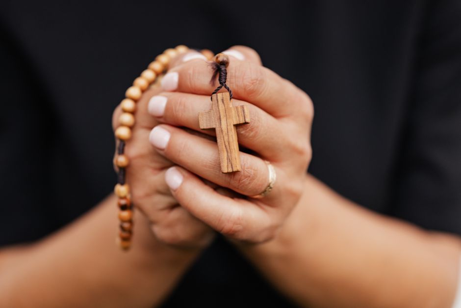 Yellow Sapphire in Prayer Beads: A Material History of Devotional Distinction