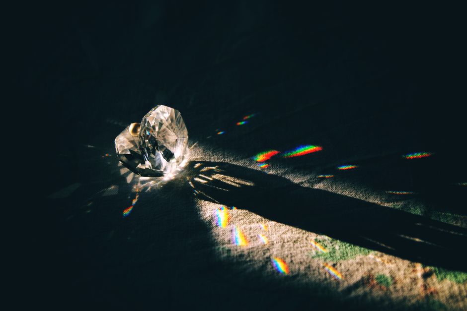 Petalite and Cutting Orientation: Why Direction Determines Finish and Optical Behavior