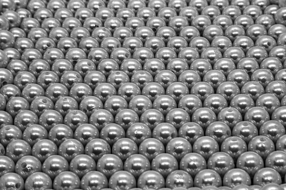 Directional Structure in Tahitian Pearls: Reading Growth and Exsolution Textures
