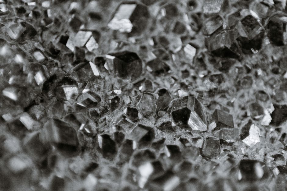 Lab-Grown Grossular Garnet and the Optical Role of Facet Design