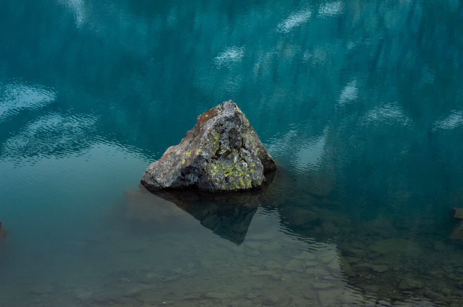 Taxing the Water Sapphire: Iolite, Tribute, and the Fiscal Afterlife of a Viking Navigation Stone
