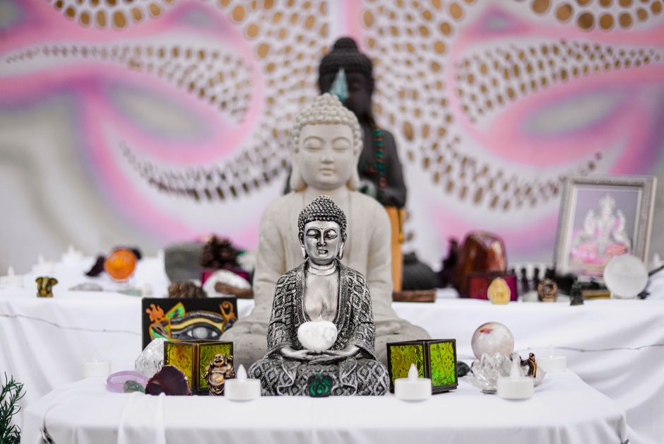 Adularescence and the Altar: How Moonstone Entered Buddhist Reliquary Practice Along the Silk Roads