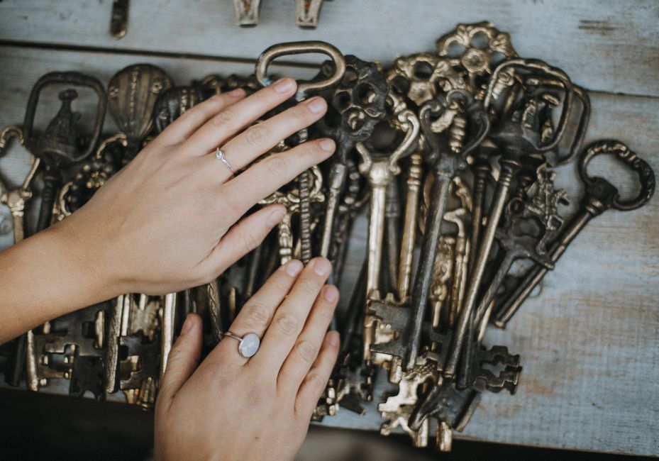 What Are the Best Travel Jewelry Organizers for Protecting Moonstone During Airport Security?
