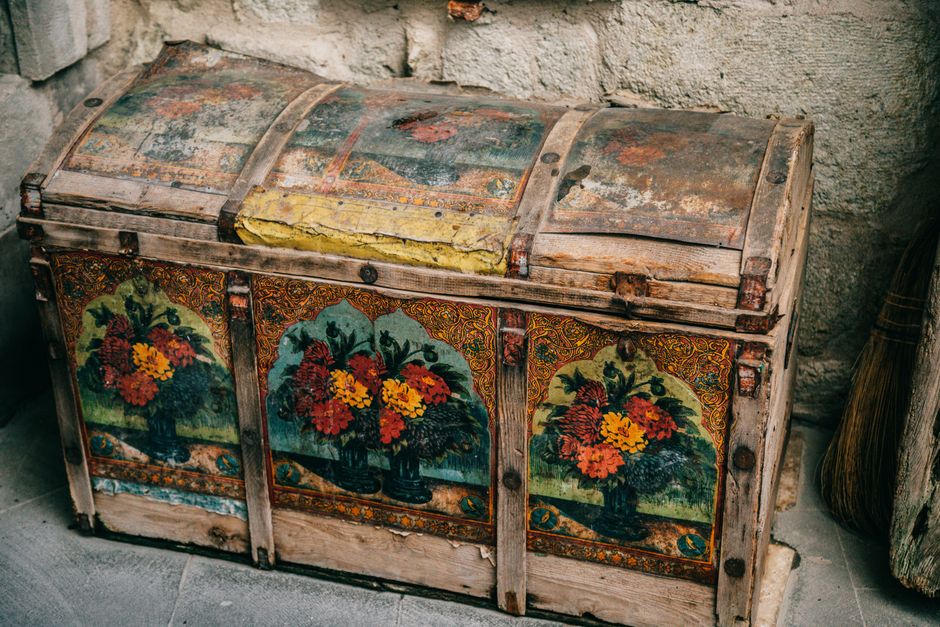 Sphene in the Dowry Chest: Color, Inheritance, and the Craft Shift in Early Modern Europe