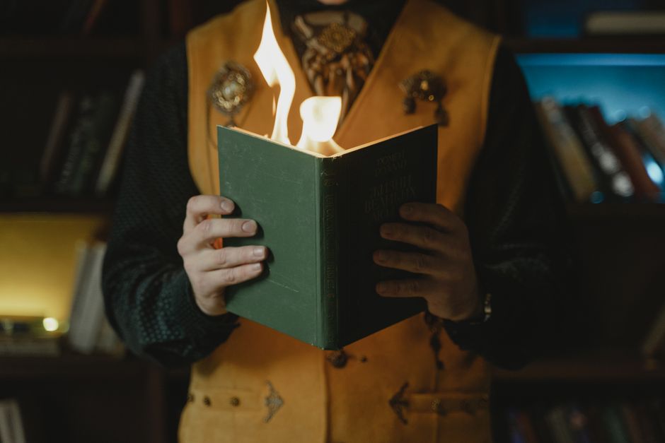 The Fire that Outshines Diamonds: Sphene in the Alchemical and Hermetic Imagination