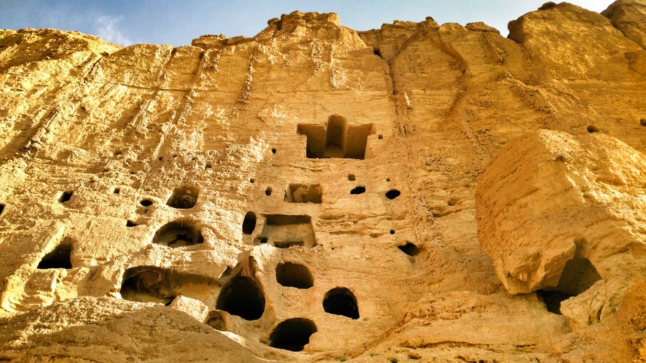 Red Beryl on the Silk Road: Comparing Civilizations Through a Desert Gem