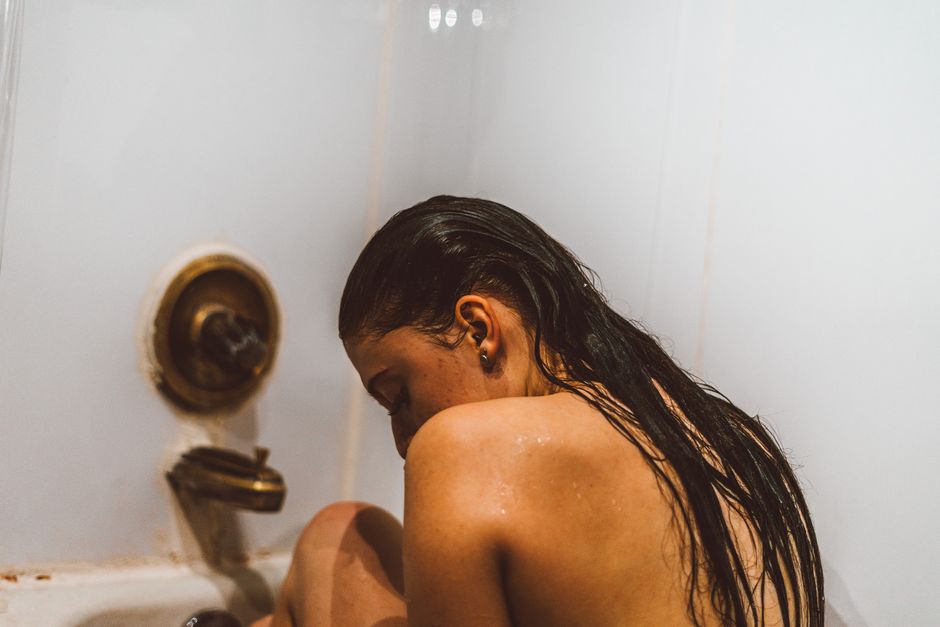 Can Kyanite Get Wet? Shower, Soak, and Cleaning Risks Explained