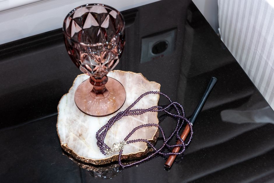 Tanzanite at the Bedside: When a Stone Becomes a Cue for Undivided Attention
