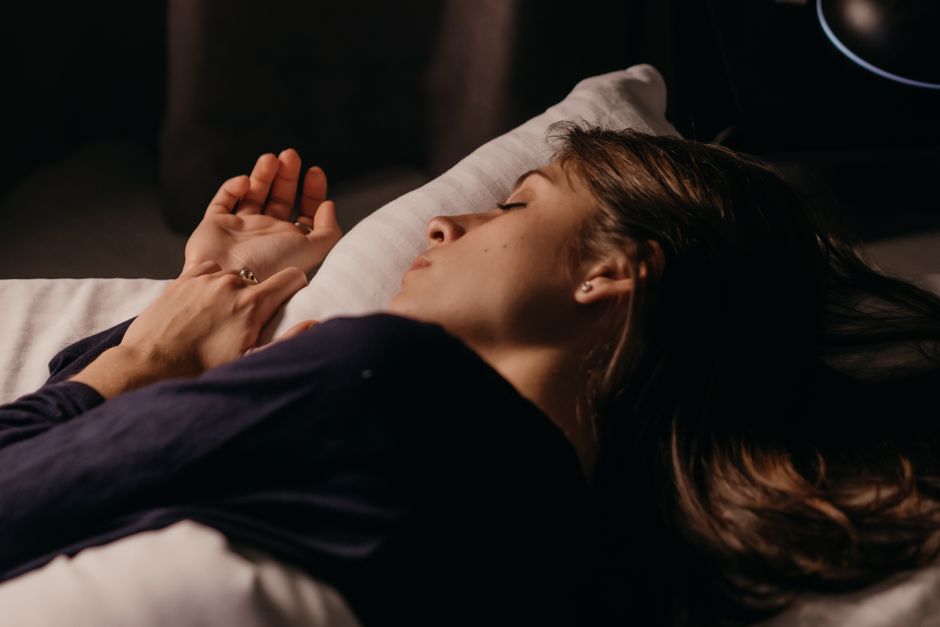 Peridot Dreams: How the Evening Emerald Supports Sleep and Dream Work