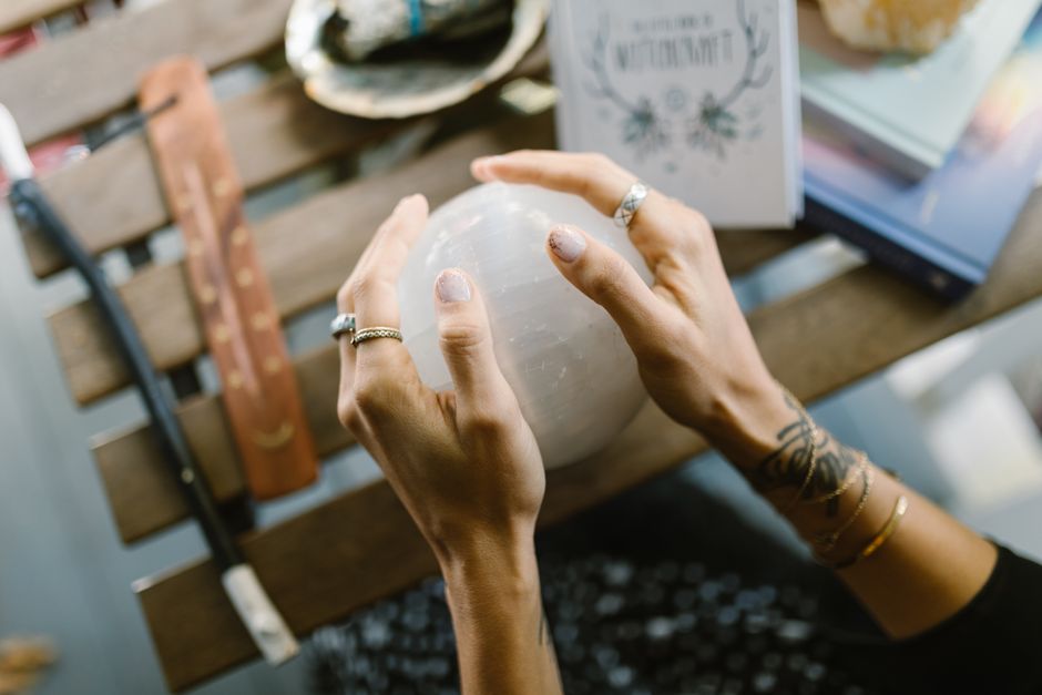 Cat's Eye Chrysoberyl Buying Guide: How to Select the Perfect Stone for Every Occasion and Budget