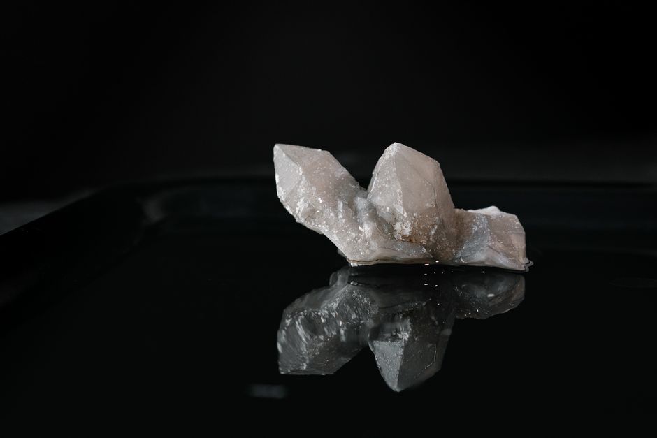 Beryl, Rank, and the Ritual Object: How a Single Mineral Served Two Social Worlds