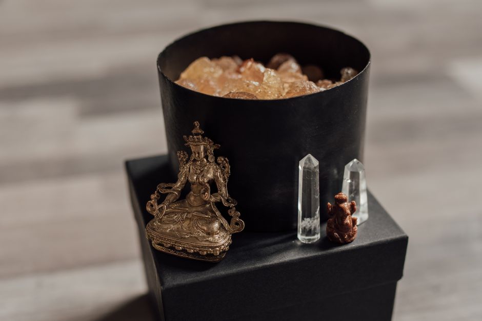Beeswax Amber: The Golden Healer in Baltic Folk Medicine and Crystal Therapy