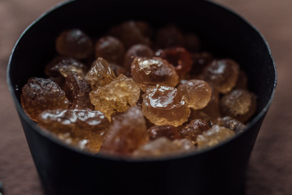 When Scapolite Crystals Look Like Something Else: Habit, Variety, and Trade-Name Confusion
