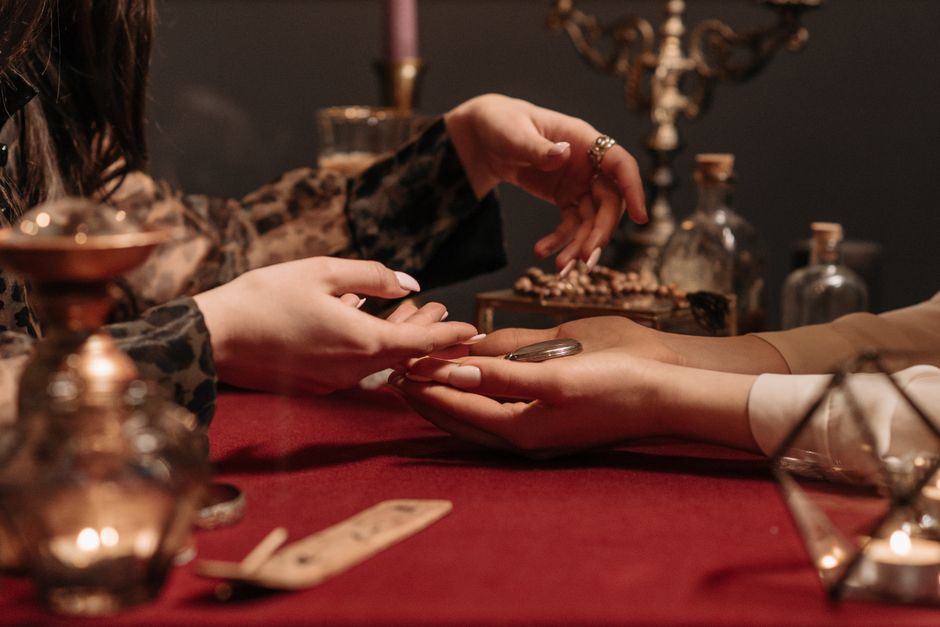 The Emerald Tablets and the Gemstone Legacy of Ancient Alchemy: From Divine Wisdom to Modern Jewelry