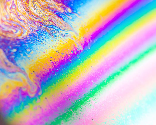 How Ammolite Makes Color Without Pigment: Iridescence, Preservation, and the Limits of Detection