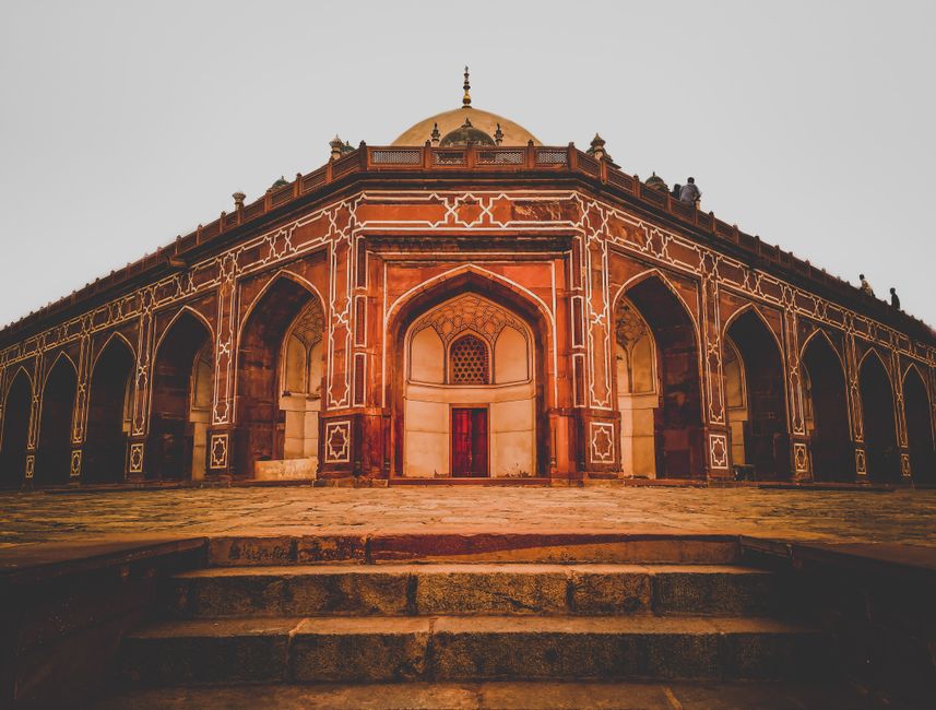 The Serpent’s Coronet: How the Mughal Empire’s Emerald Obsession Shaped India’s Gemstone Destiny and the Silk Road’s Hidden Green Legacy