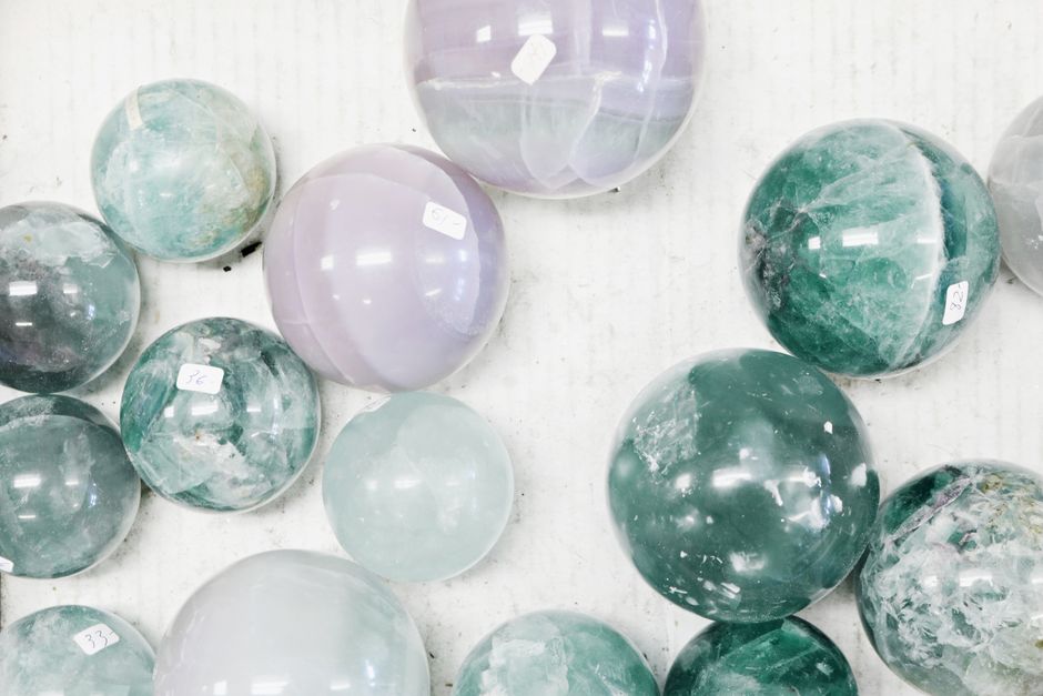 White Opal and Its Host Rocks: How Geological Setting Shapes a Gemstone