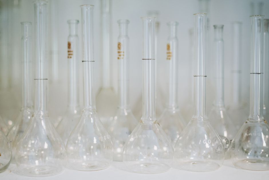 Scapolite: What Its Chemistry Reveals Before Any Instrument Does