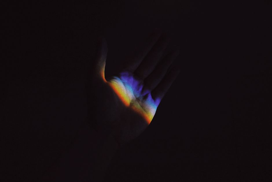 Why Black Opal Shows Play-of-Color but Not Black Pigment