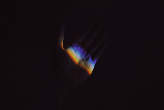 Why Black Opal Shows Play-of-Color but Not Black Pigment