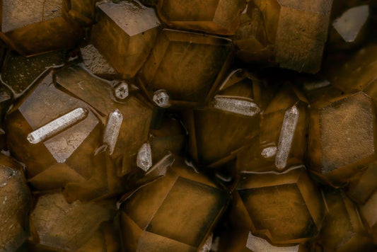 Demantoid Garnet: How Its Crystal Structure Shapes the Stone from Host Rock to Polish