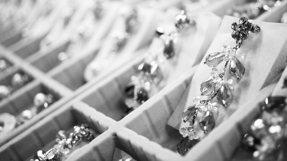 How to Clean and Store Gemstone Jewelry: Daily Wear, Travel, and Seasonal Care Guide