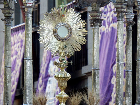 Color Change Garnet in Sacred Adornment: A Cross-Cultural History