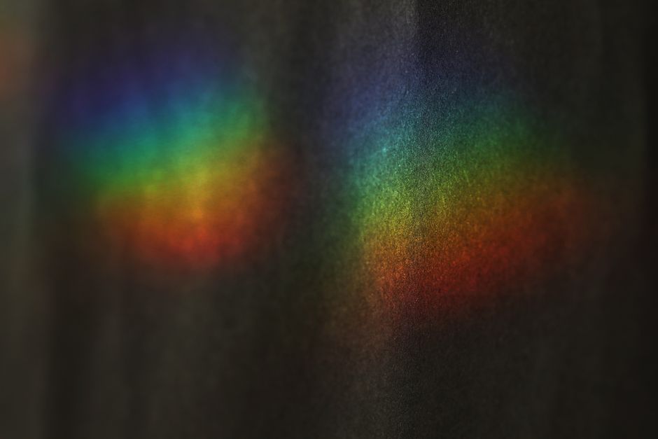 Optical Interference and Diffraction in Synthetic Spinel: Why Growth Structure Determines Color Behavior